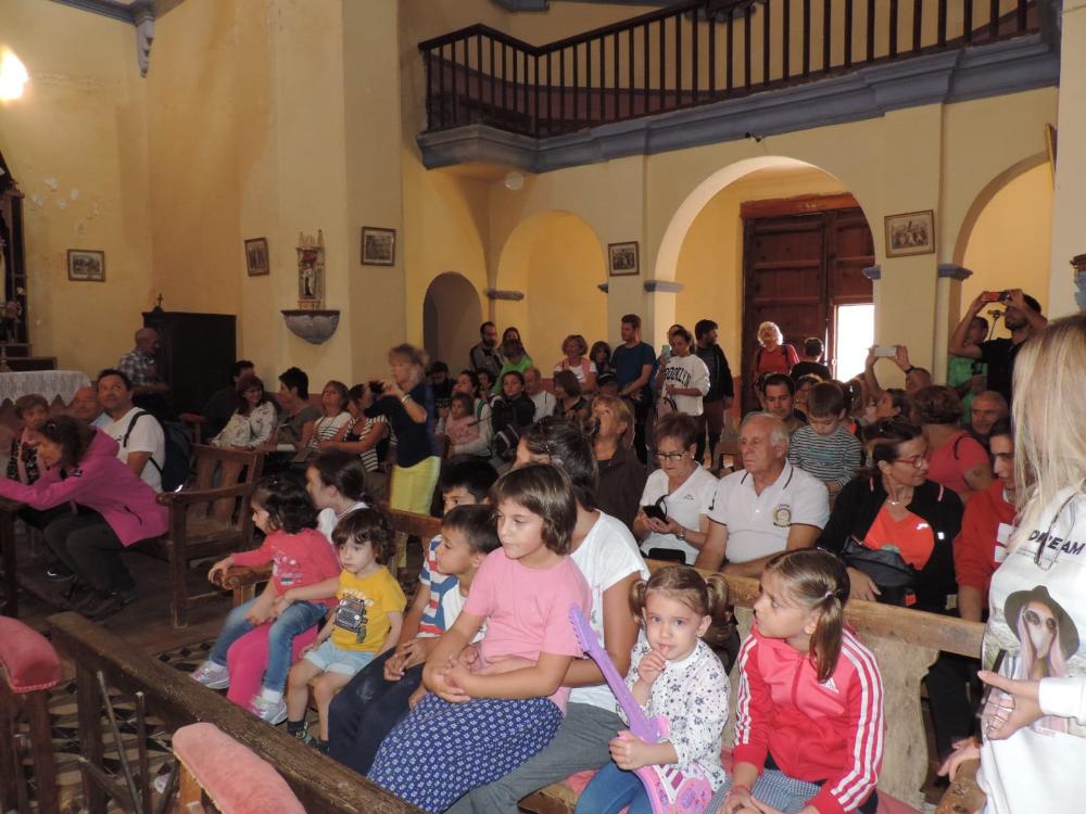 Imagen: Excursión Colungo a Salinas de Hoz. Senderistas en la Iglesia de Salinas de Hoz.