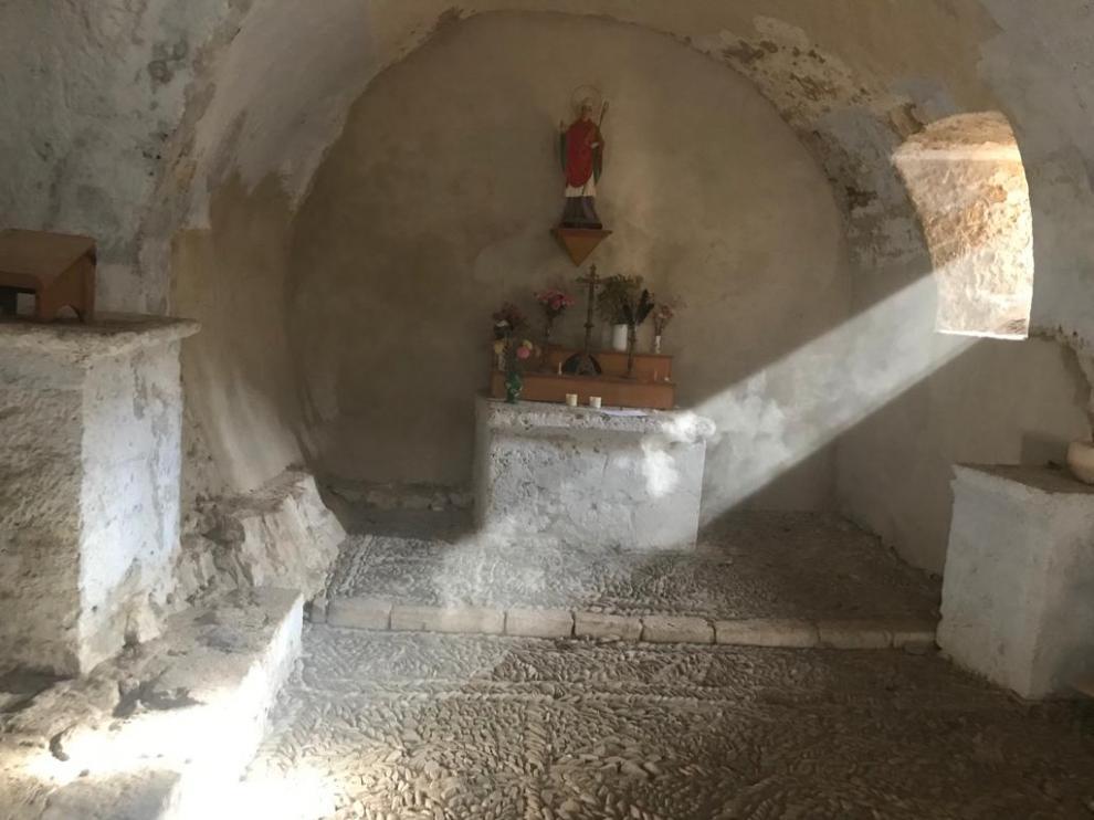 Imagen: Haz de luz que entra por una ventana de la ermita de San Martín y va a parar al altar lateral. Archivo Diario Del Altoaragón.