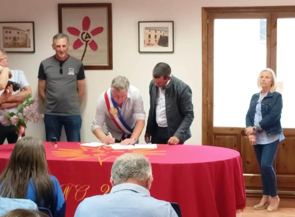 Imagen: El Alcalde de Le Garric (Francia) firma el documento de Hermanamiento